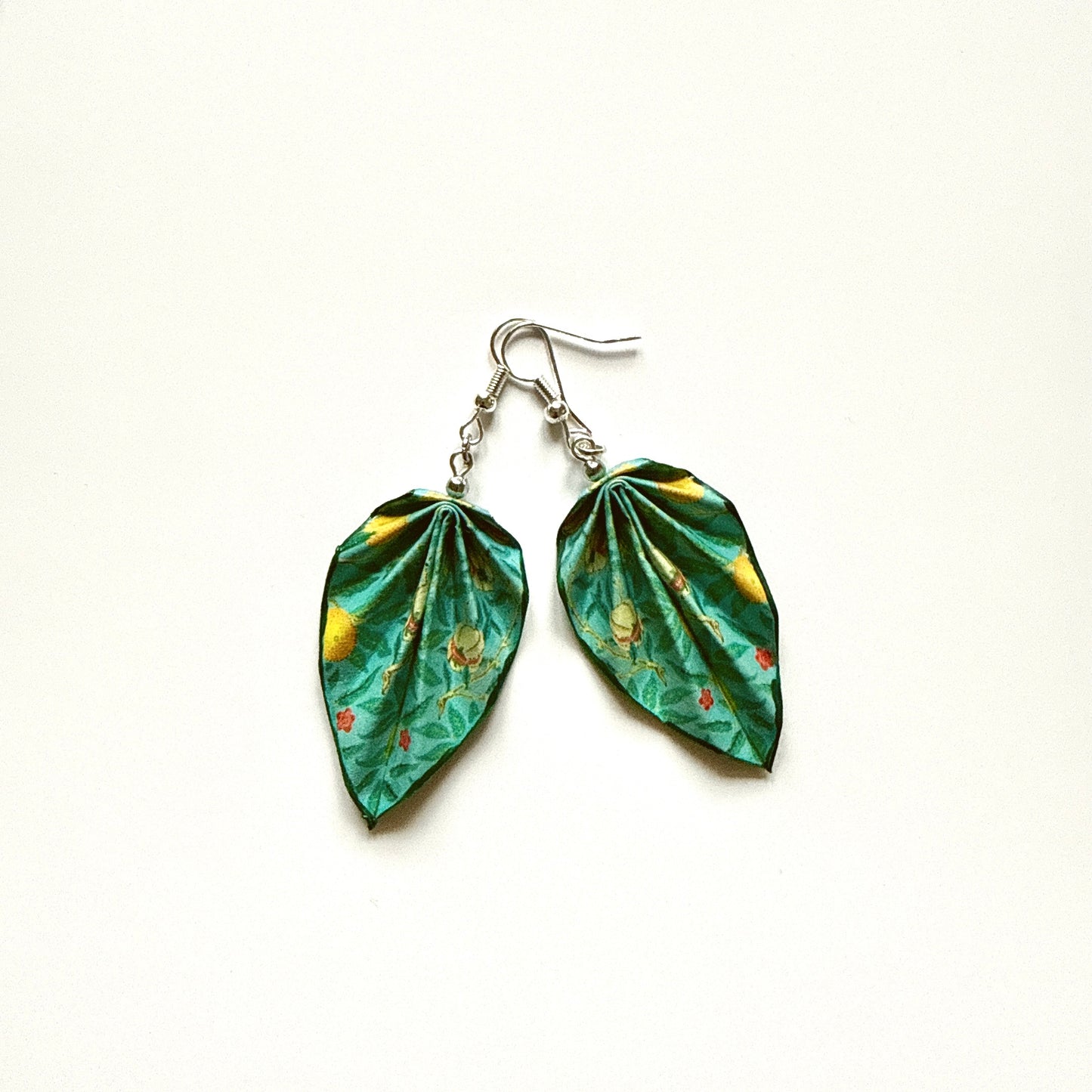 Origami-Ohrringe in Form von Herbstlaub: Handgefertigter Papierschmuck