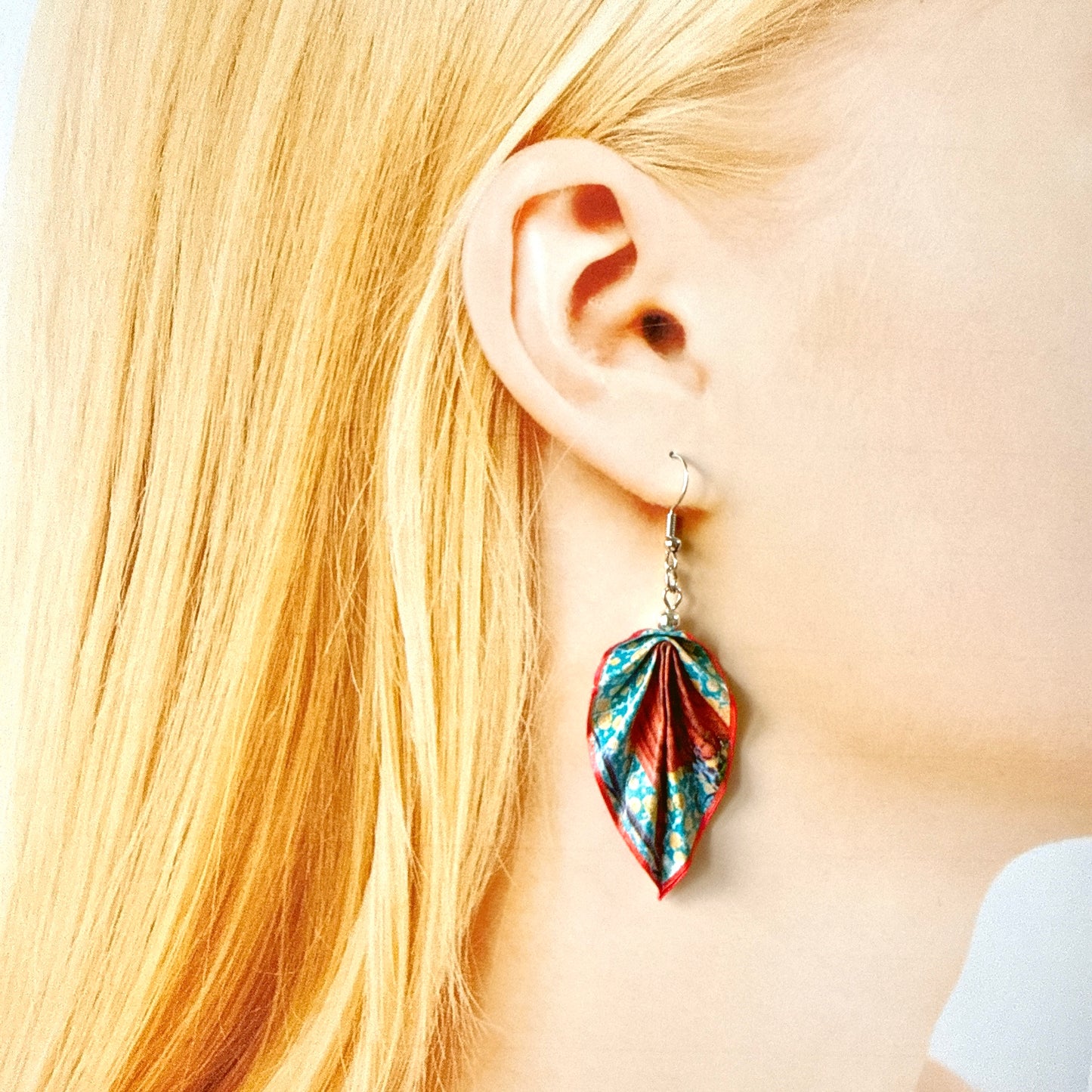 Origami-Ohrringe in Form von Herbstlaub: Handgefertigter Papierschmuck